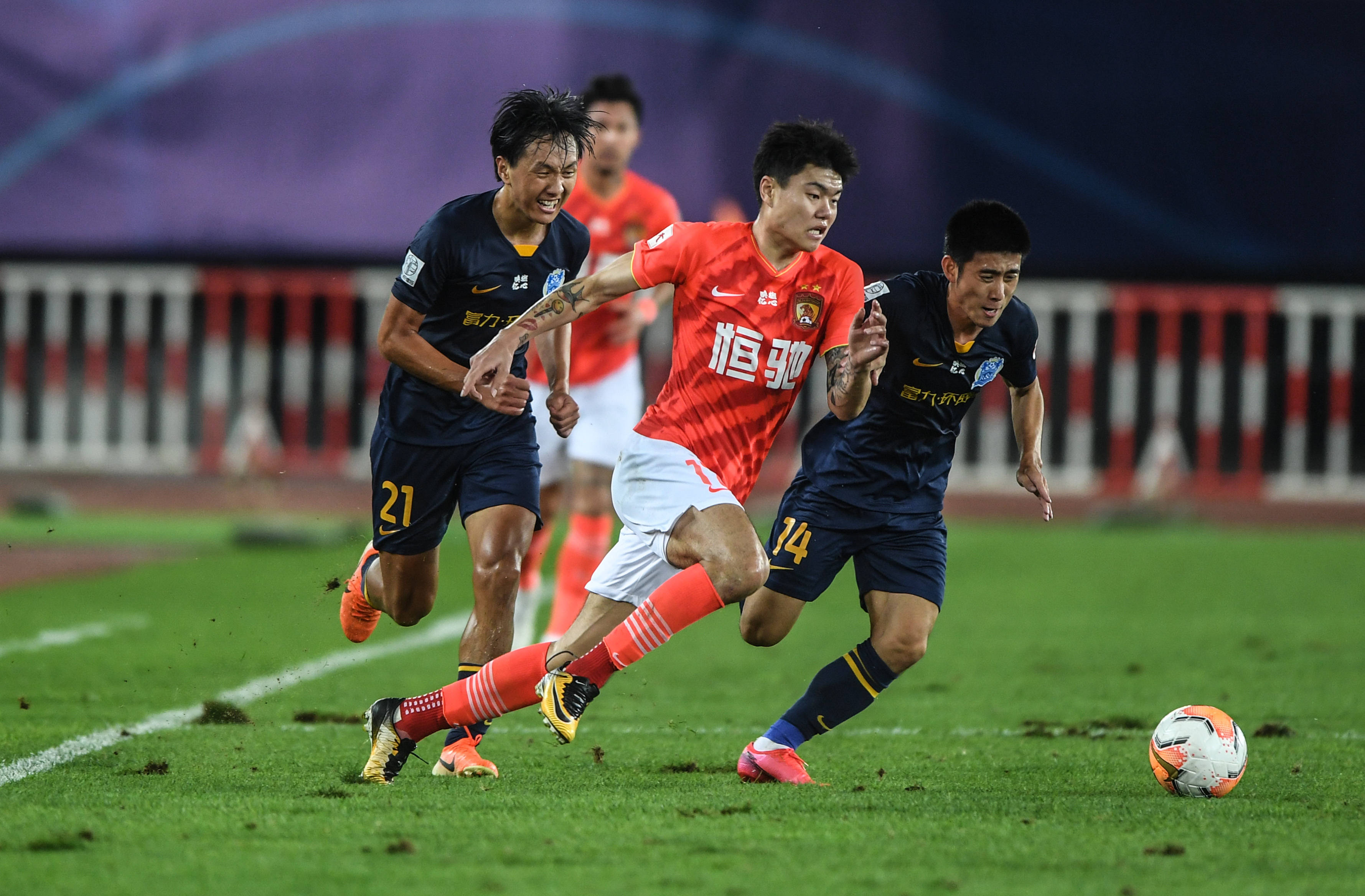 西之间的竞 西之间的竞